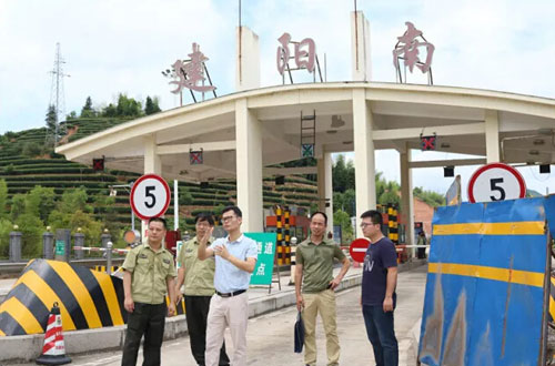 查看地磅安裝施工進(jìn)展