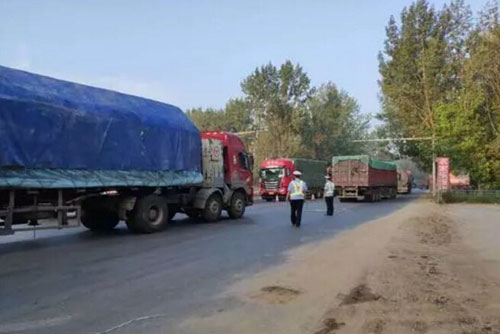 警方正在指揮疏導(dǎo)擁堵車(chē)輛