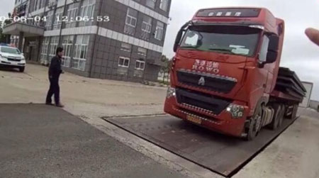 貨車過(guò)磅現(xiàn)場(chǎng)